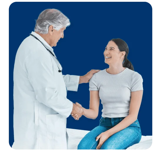 Médico conversando com uma paciente